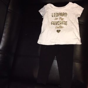EUC outfit- black leggings and short sleeve top.